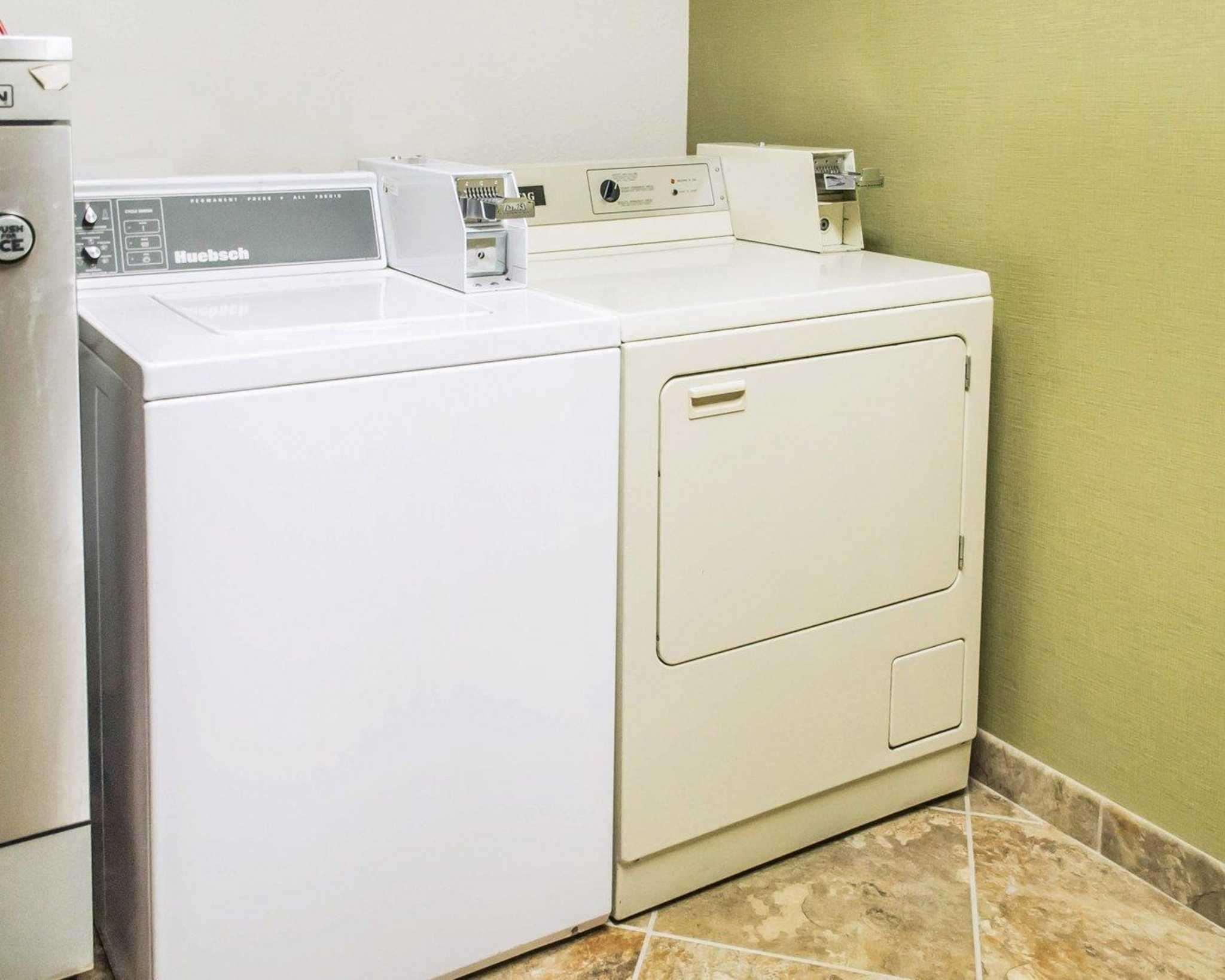 Quality Inn Стрийтсбъро Екстериор снимка