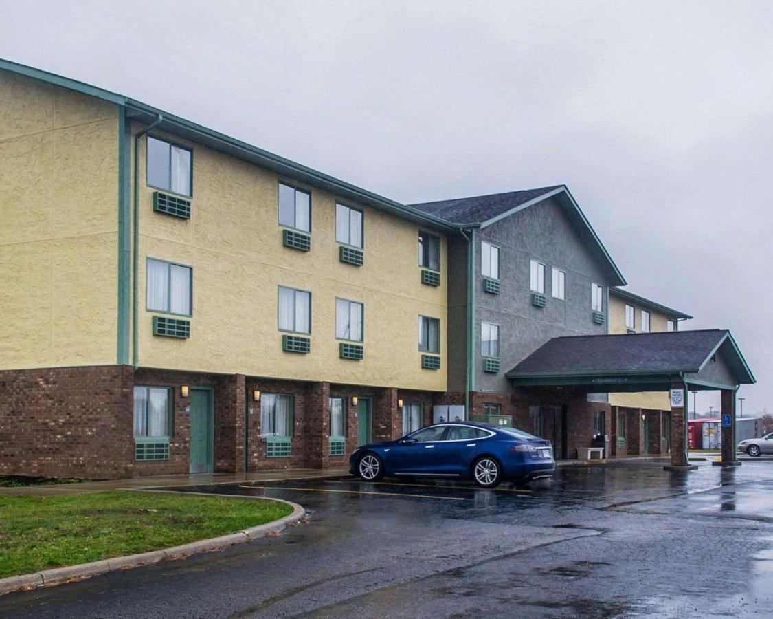 Quality Inn Стрийтсбъро Екстериор снимка