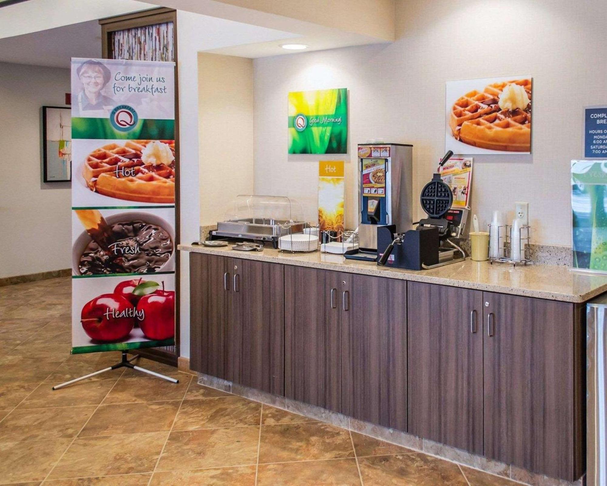 Quality Inn Стрийтсбъро Екстериор снимка