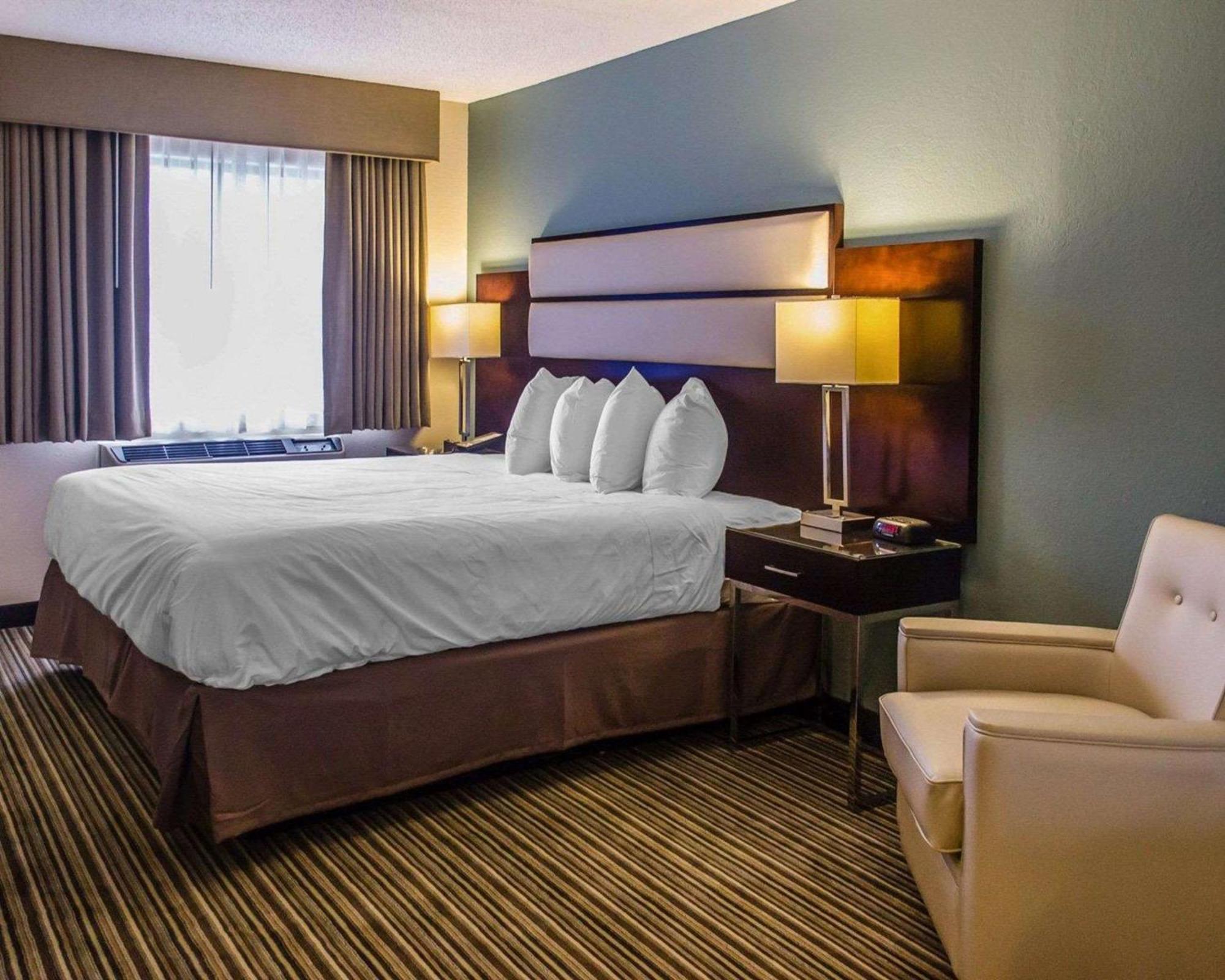 Quality Inn Стрийтсбъро Екстериор снимка