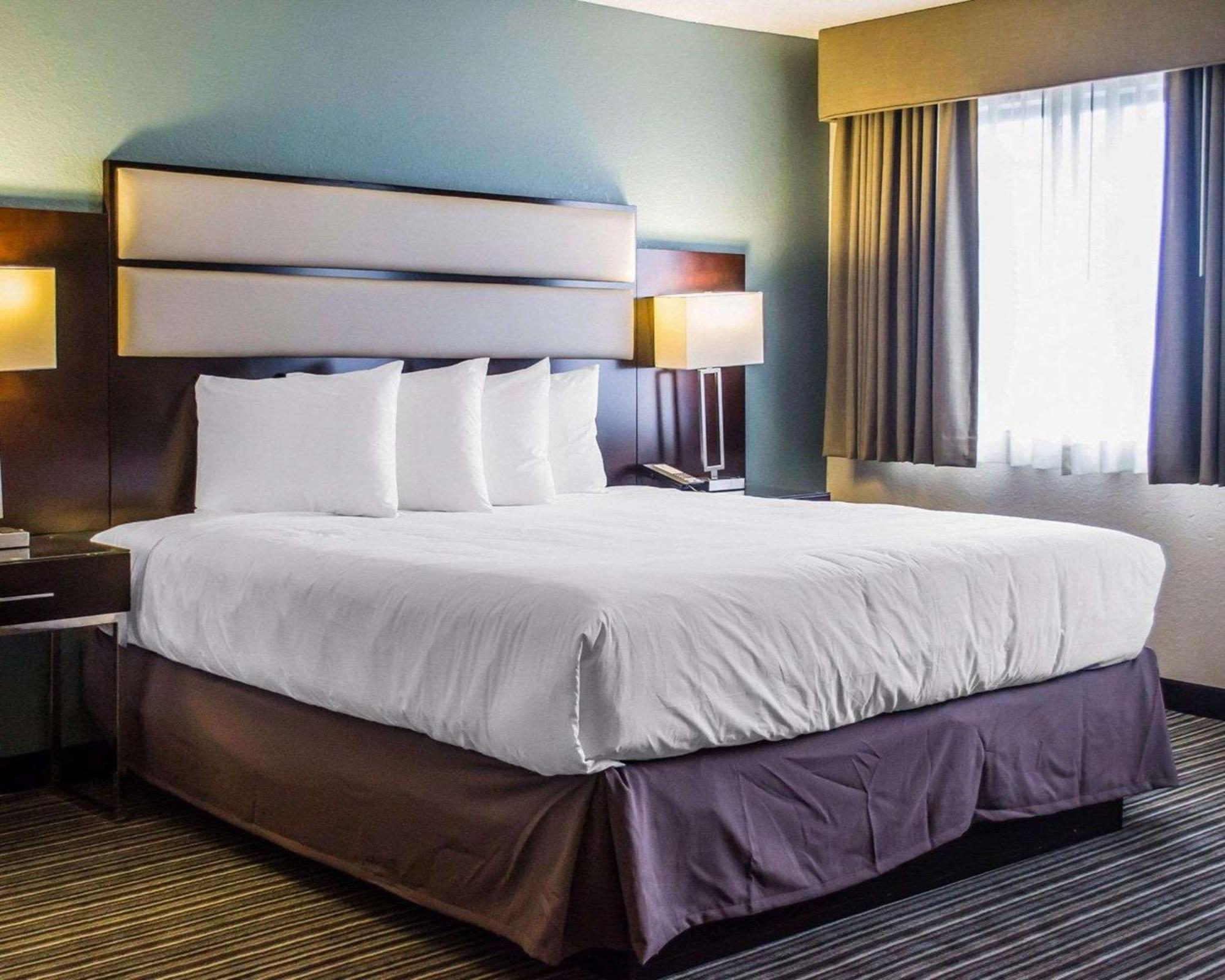 Quality Inn Стрийтсбъро Екстериор снимка